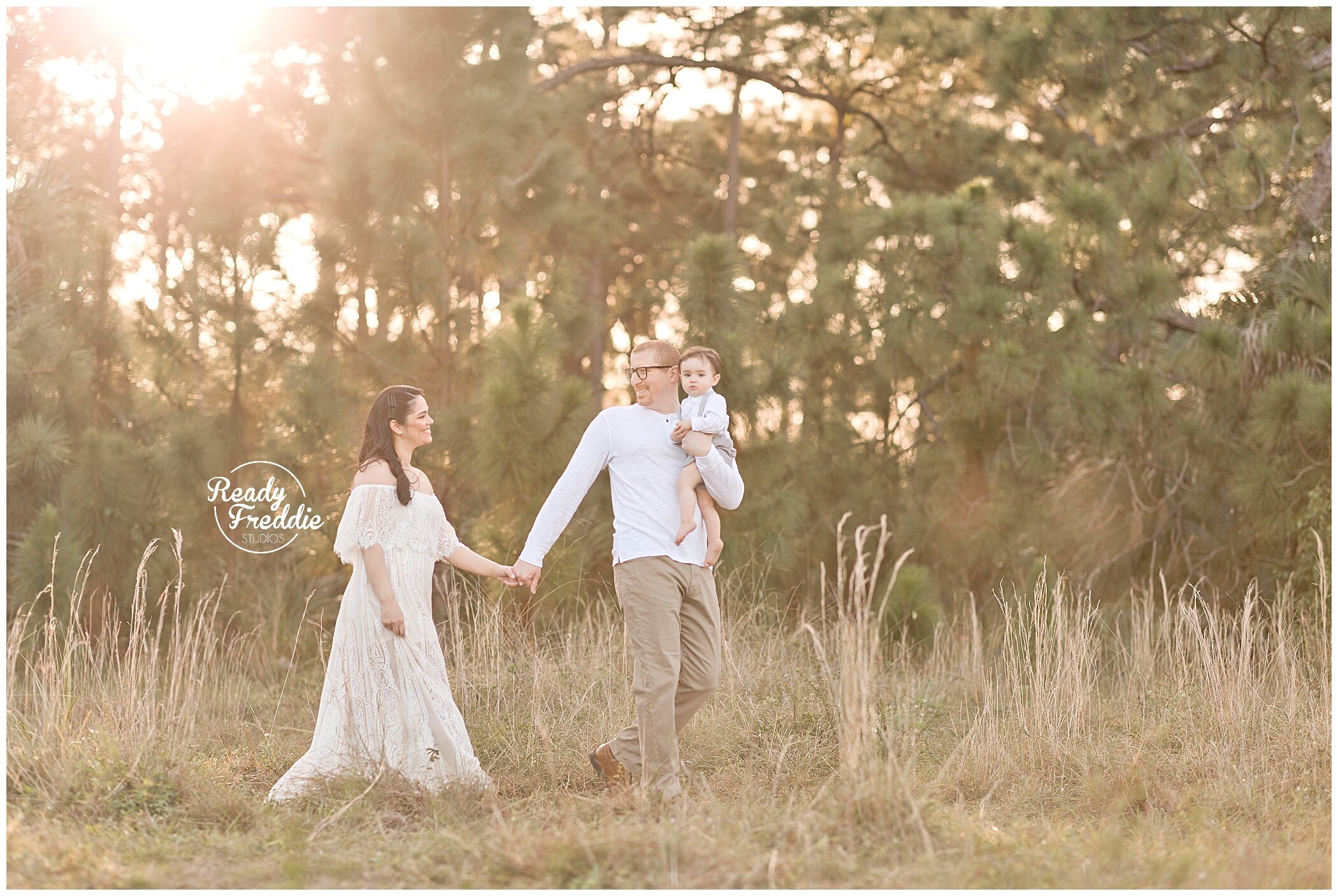 Ideas for poses family photography session during sunset | Ready Freddie Studios | Miami, FL