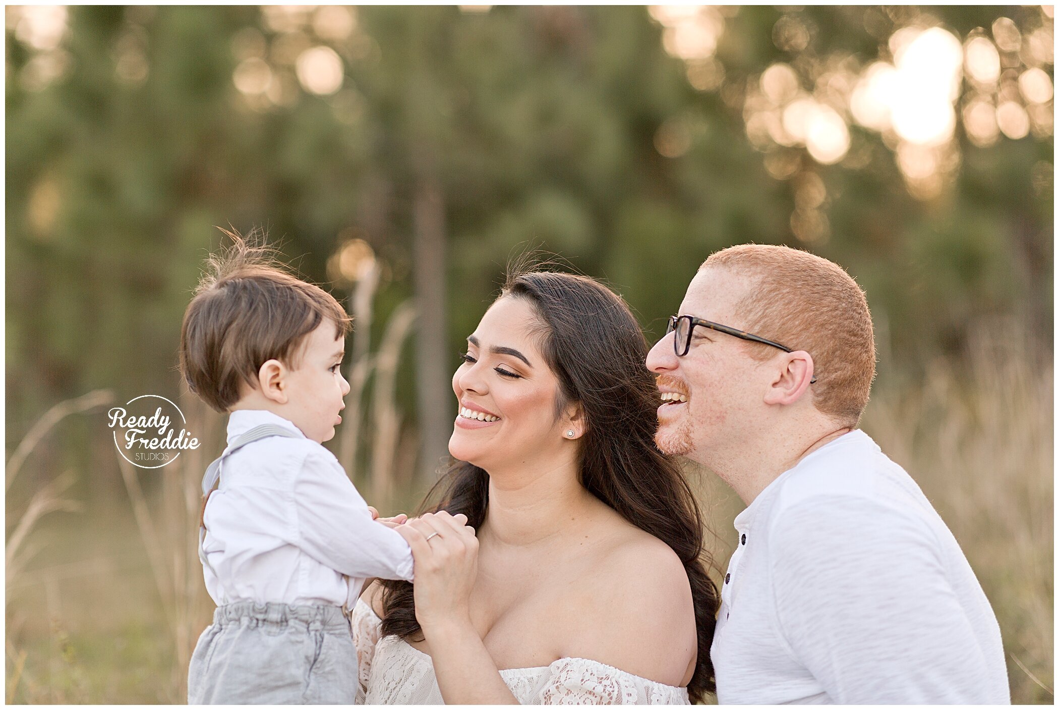 Family photo outfits for family photography session | Field sunset pictures with Ivanna Vidal Photography